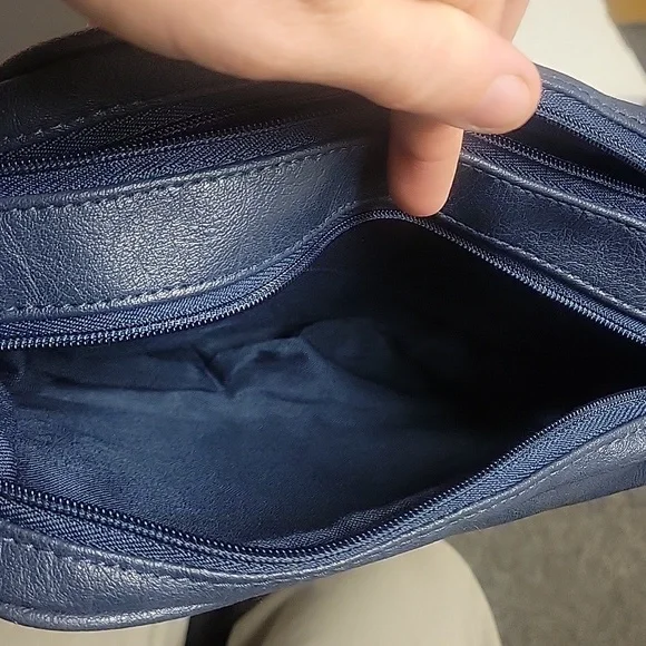 NWT BBNY Navy Crossbody Bag leather purse. Amazing condition. - Picture 7 of 8